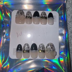 & Other Stories Black and Cream Press-On Nails